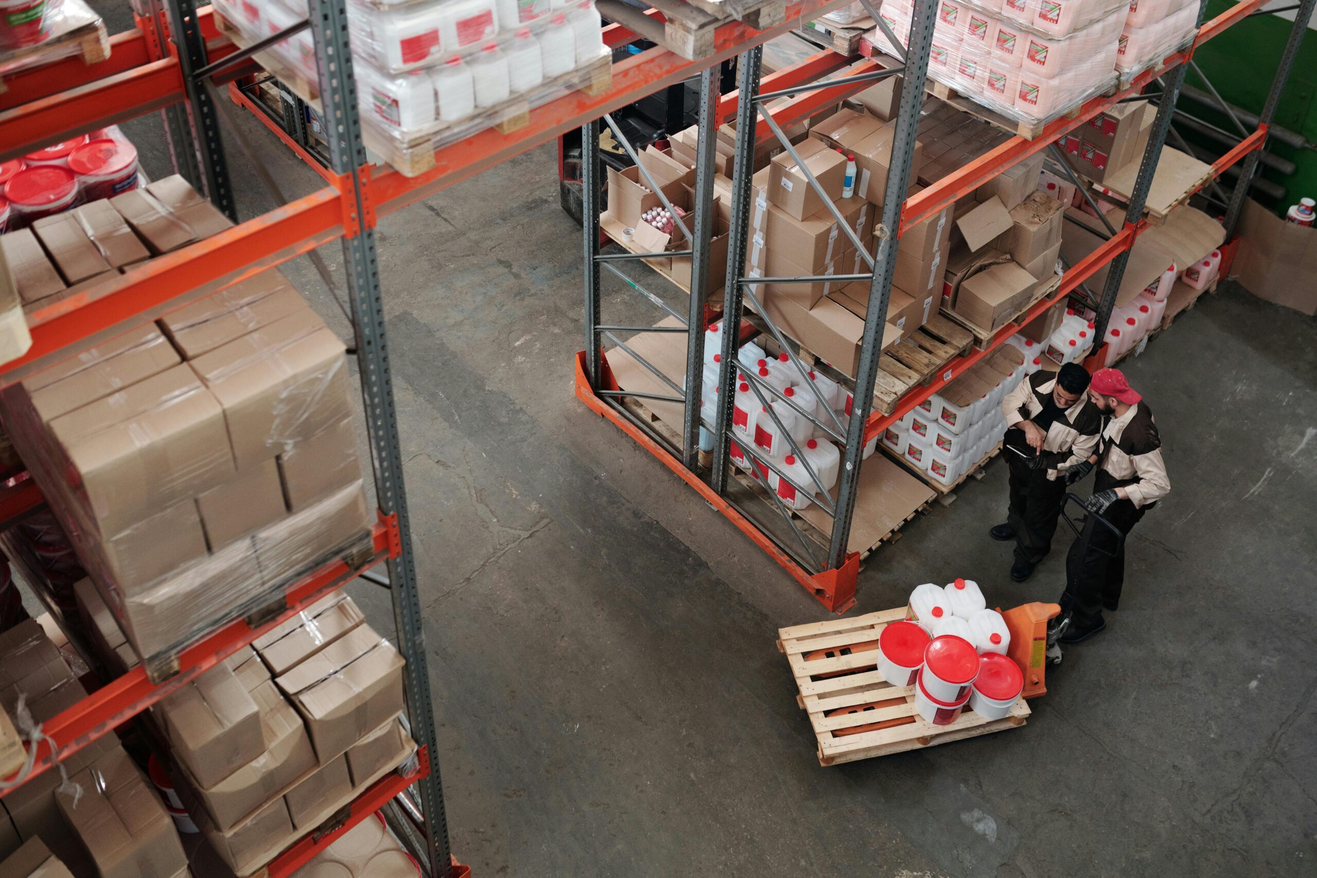 Pallet racks with mesh decks for warehouses